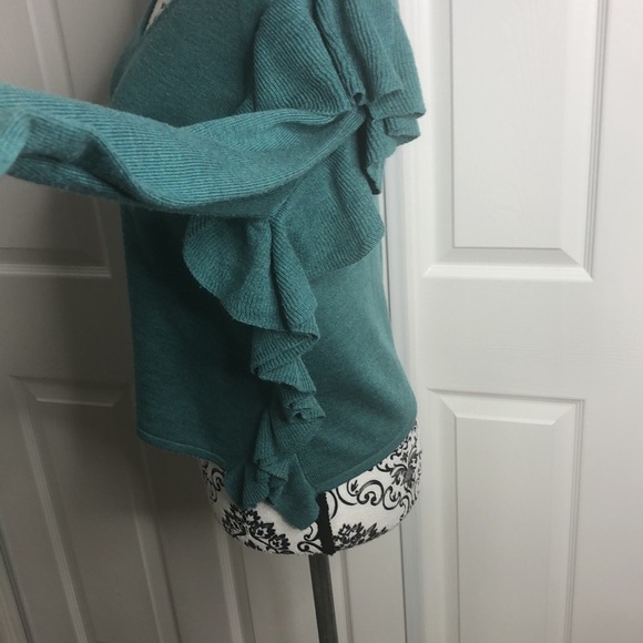 John And Jenn Boxy Green Ruffle Sweater XS - Picture 4 of 7